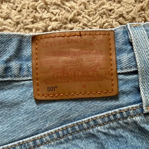 51. | 501 Levi's | Light Wash Denim Shorts - Picture 3 of 5